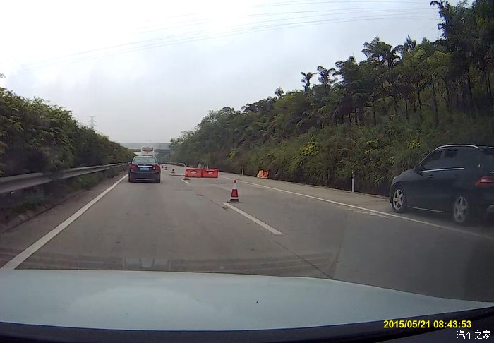 【图】奔驰车高速公路占用应急车道并强行加塞