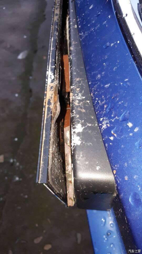 【图】楼顶外墙砖掉下来,砸在车上了!_宝马3系