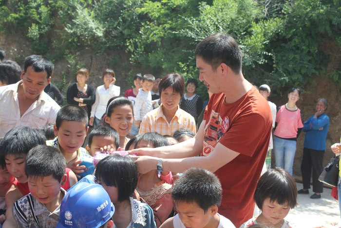 【洛阳车友会】嵩县闫庄镇裴岭村小学献爱心活动!