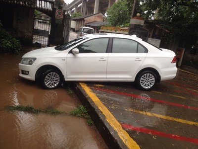 雨天掉头前轮掉下马路牙子,前轮悬空只有叫吊