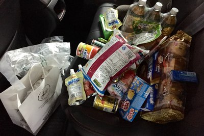 晚上出发前急匆匆地去超市买了一堆零食,堆在后座而不放后备箱是因为