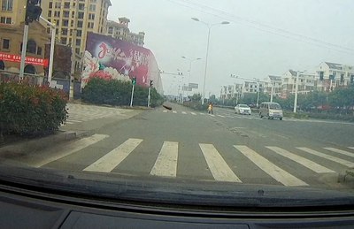 非机动车道 逆行 过红绿灯,怎么判,拍照了吗?