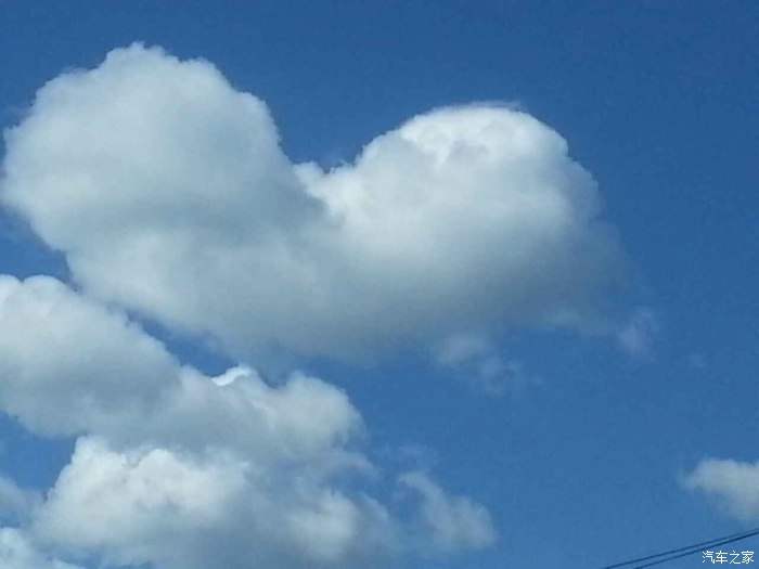 今中午老婆婆发了这句天空飘来五个字, 一天净破事; 我向天空摆摆手