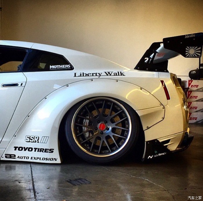 liberty walk  nissan gtr  ?