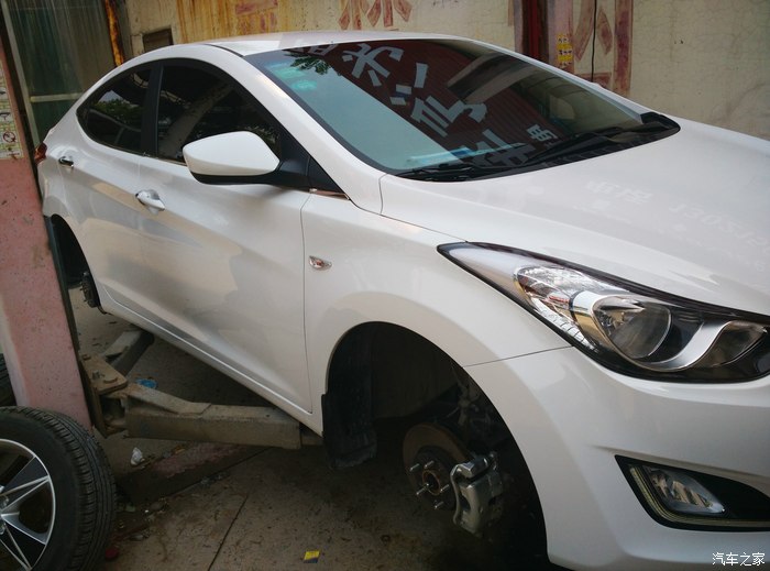 【图】朗动小白刹车钳喷红!贴纸和贴黑顶!