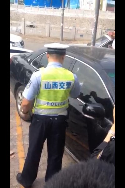 山西交警这车,这车玻璃质量太好了,硬是没砸开