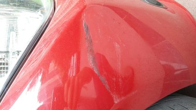 车子被刮伤了 宝马油漆很好 对方车子掉漆了 我