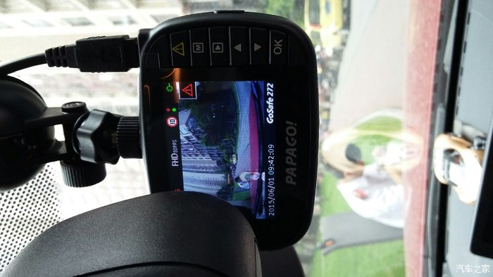 车子被刮伤了 宝马油漆很好 对方车子掉漆了 我