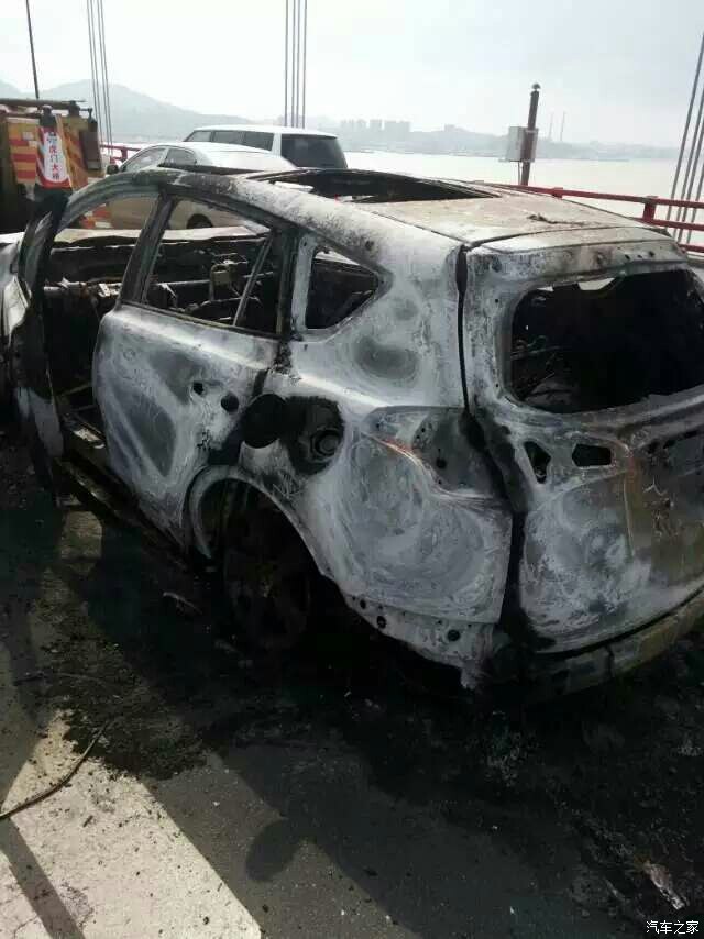 【图】东莞一台RAV4轻轻追尾然烧,车主求指点