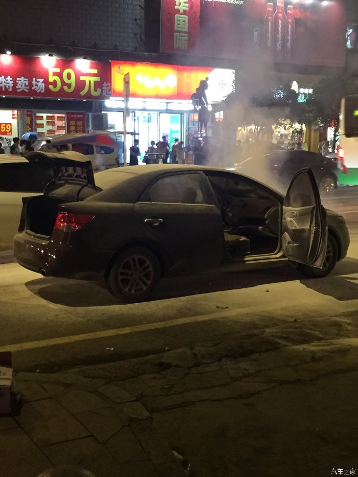 【图】现场直播遵义香港路轿车自燃