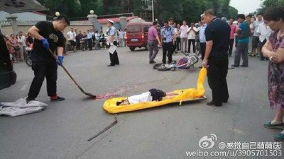 逃逸车辆还未悬挂牌照,孩子脑浆流一地当场死亡,目前大人重伤已送