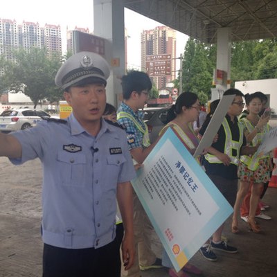 我们游戏就围绕这个开始加起谭警官9个人个人选择个容器每个人必须都