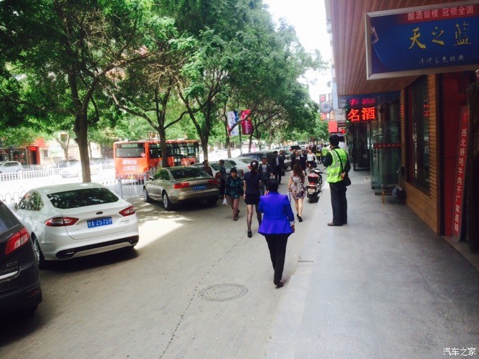 【图】这个停车场,占用盲道,<em>秦安路姊妹酒楼</em>门