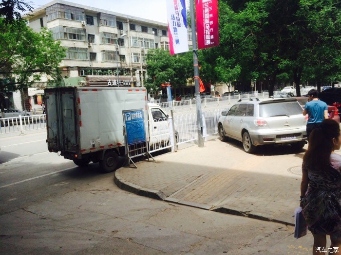 【图】这个停车场,占用盲道,<em>秦安路姊妹酒楼</em>门