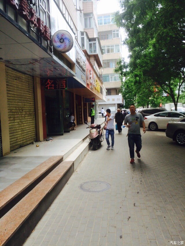 【图】这个停车场,占用盲道,<em>秦安路姊妹酒楼</em>门