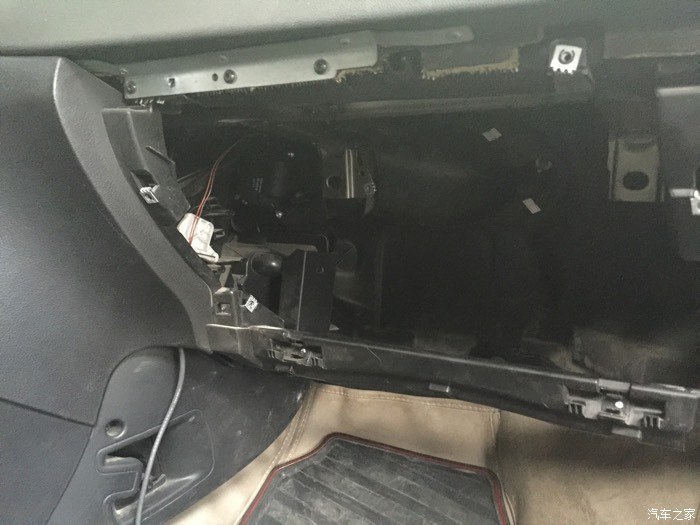 图】08款手动307更换空调内外循环步进电机_