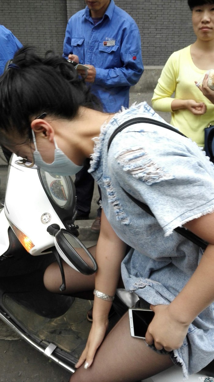 【图】路上小心,摩托追尾,人不能太善良。