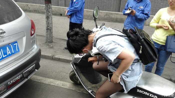 【图】路上小心,摩托追尾,人不能太善良。