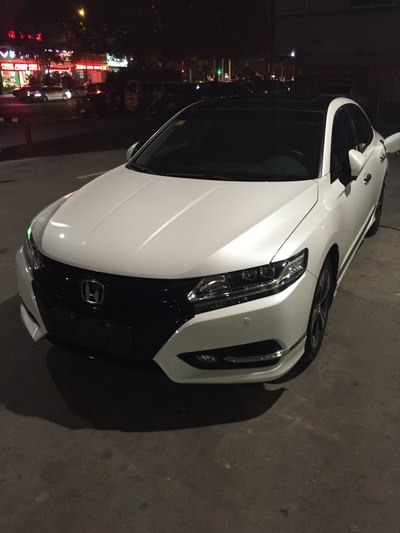 新思车顶加前脸贴膜作业