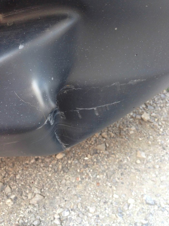 请问下谁知道CRV前保险杠撞成这样怎么修