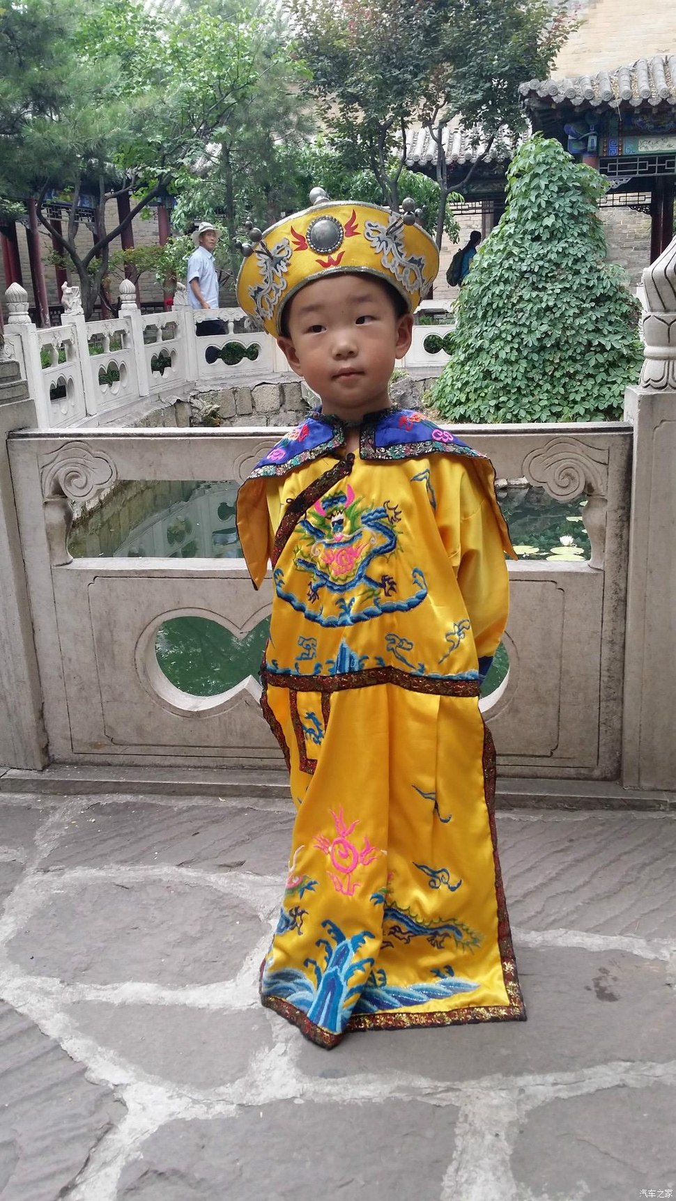 我的宝贝儿子当皇上,小家伙还当真了,到家还嚷嚷着当皇帝呢,哈哈我的