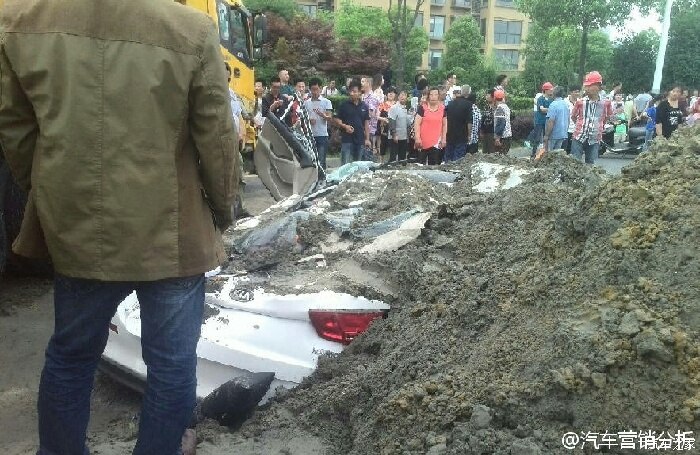 【图】江苏扬州一辆渣土车侧翻压扁小轿车,k5