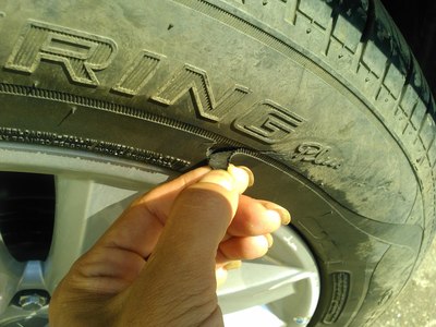 天去4S店换轮胎被4S把车给刮花了+装门碗_哈