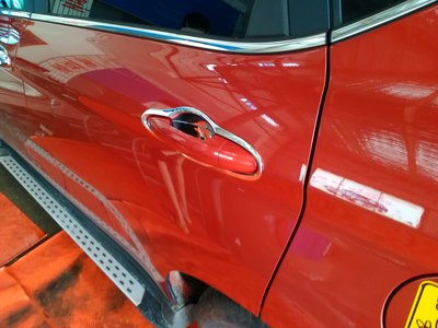 天去4S店换轮胎被4S把车给刮花了+装门碗_哈