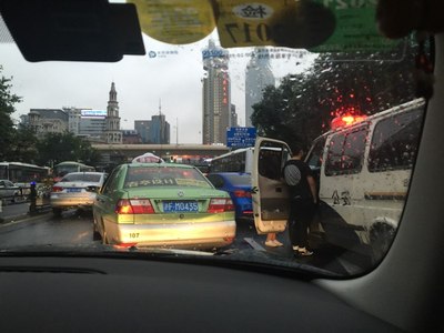 个撒手机拉,拦汽车车?_上海_报纸条子之家套路初中英语图片