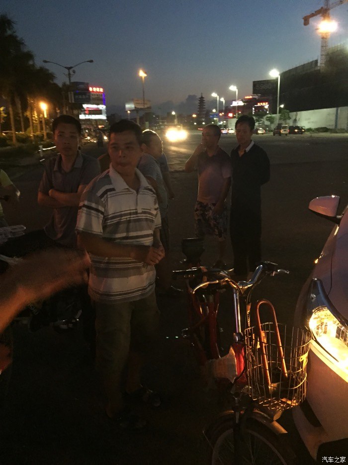 被电动车撞了,不赔钱,还要自己报保险,现在的交警都是干什么吃