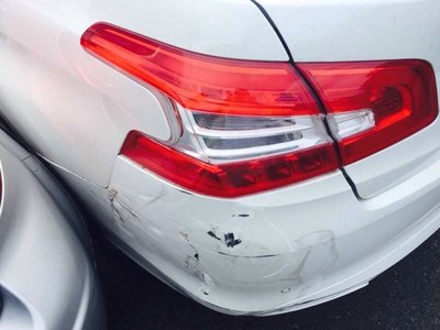 被追尾对方全责后杠大面积掉漆是否需要换杠_