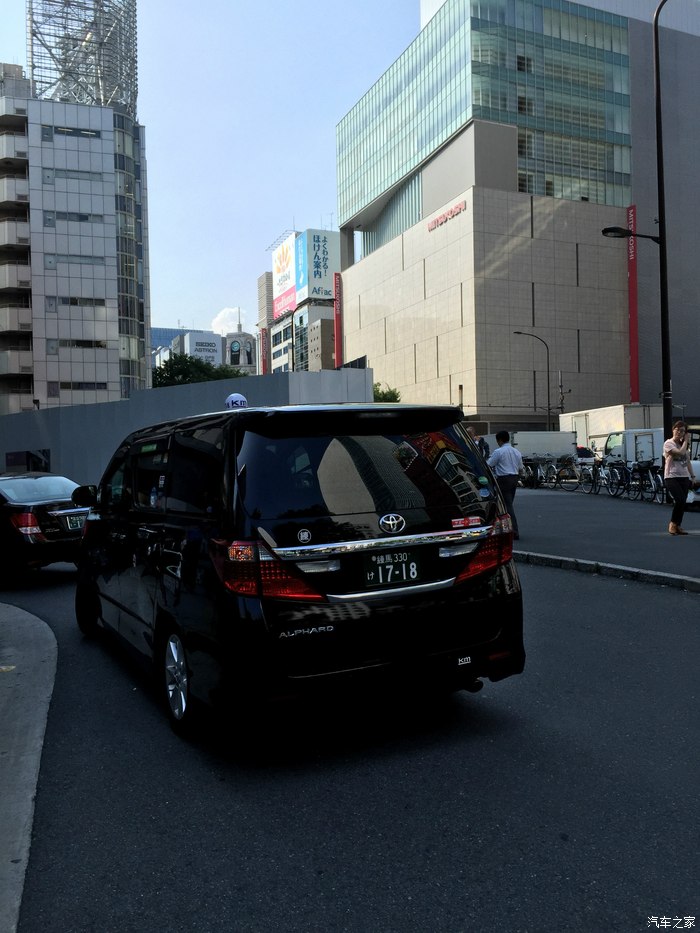 银座酒店门口的阿尔法出租车,觉得好爽阿,不知道怎么收费的
