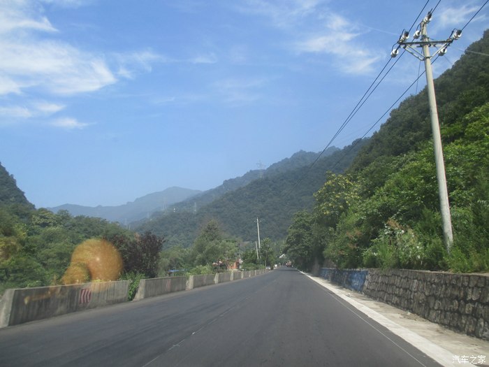 也就开始正式进入s212省道,沿途一边驾驶,一边欣赏着秦岭风光(要注意