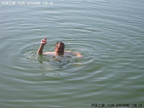 哇.猛男裸泳啊.哈哈.