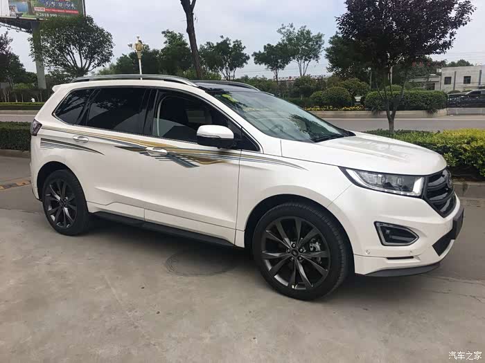 白色运动款锐界贴拉花作业