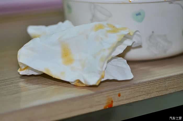 可是,汤汁溅得到处都是,连办公桌都是,别提餐巾纸脏成啥样儿了?