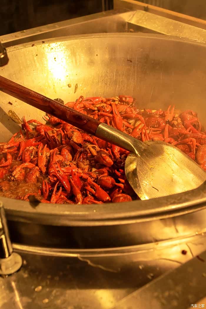 透明的,可以看到厨师的大锅炒的大堆红喷喷的小龙虾.