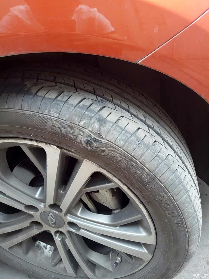 轮胎鼓包了