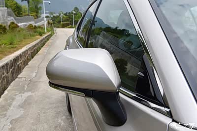 后视镜放挺前两代都在门