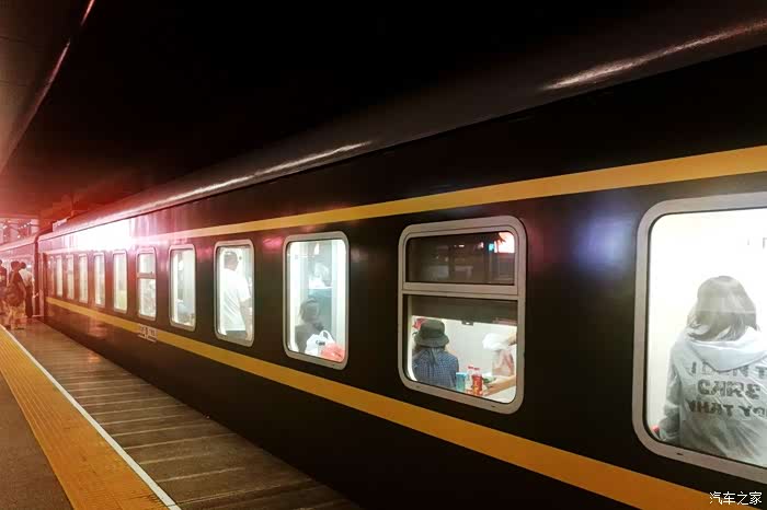 夜色中的火车装载很多的故事很多的人生