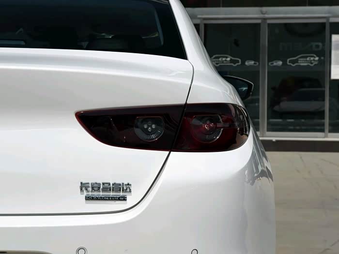 马自达320自动质雅版车型尾灯是圆的还是半圆的