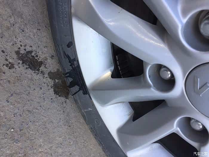 右后轮胎有漏油迹象哪位大神知道大概是什么情况