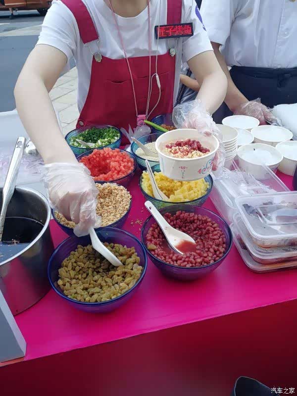 抖音美食带摇滚,啤酒搭配民谣粉