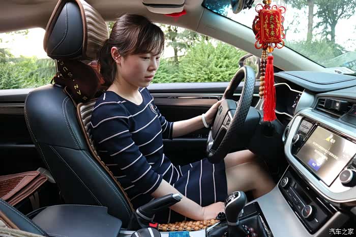 【美女当车模】带着别人家的媳妇去练车,感受不一样的激情