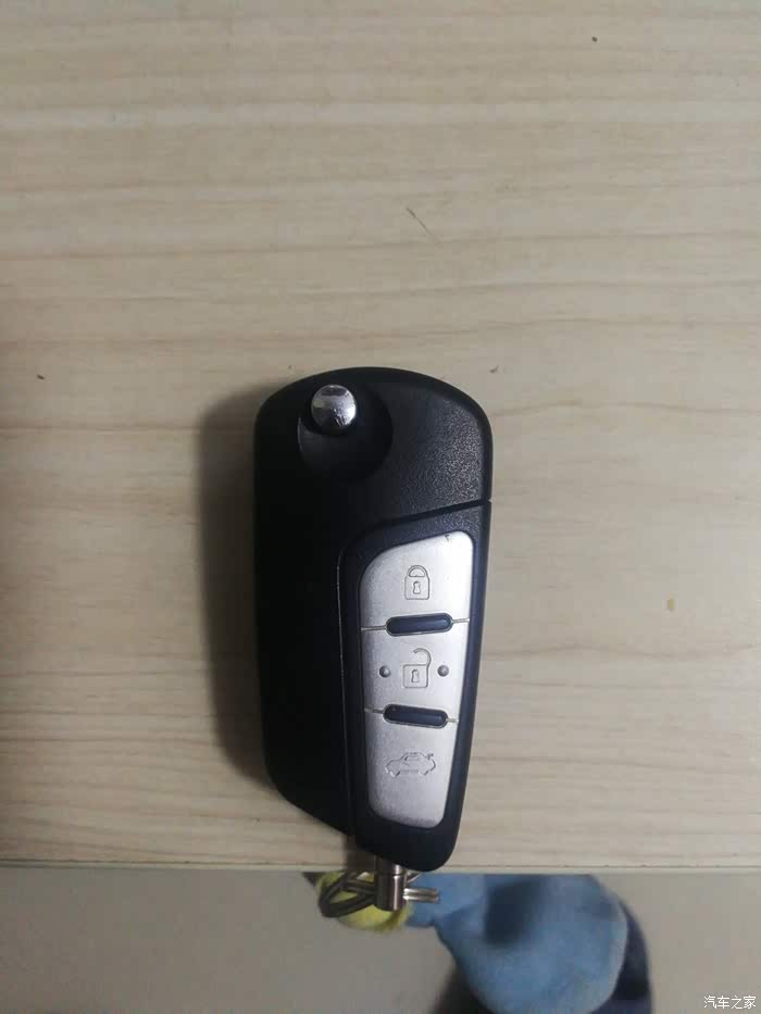 请问2014款奔腾b70遥控器电池如何更换