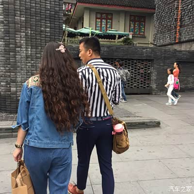 是成都的一条古老的商业步行街,经营小吃,酒楼,茶楼,古董,饰品等等】