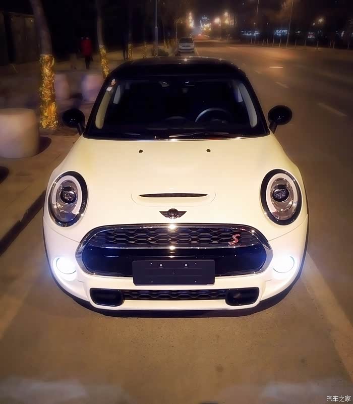 昨天去mini看车 正好有辆白色现车 谈价格 合适 刷卡 买保险 开车走人