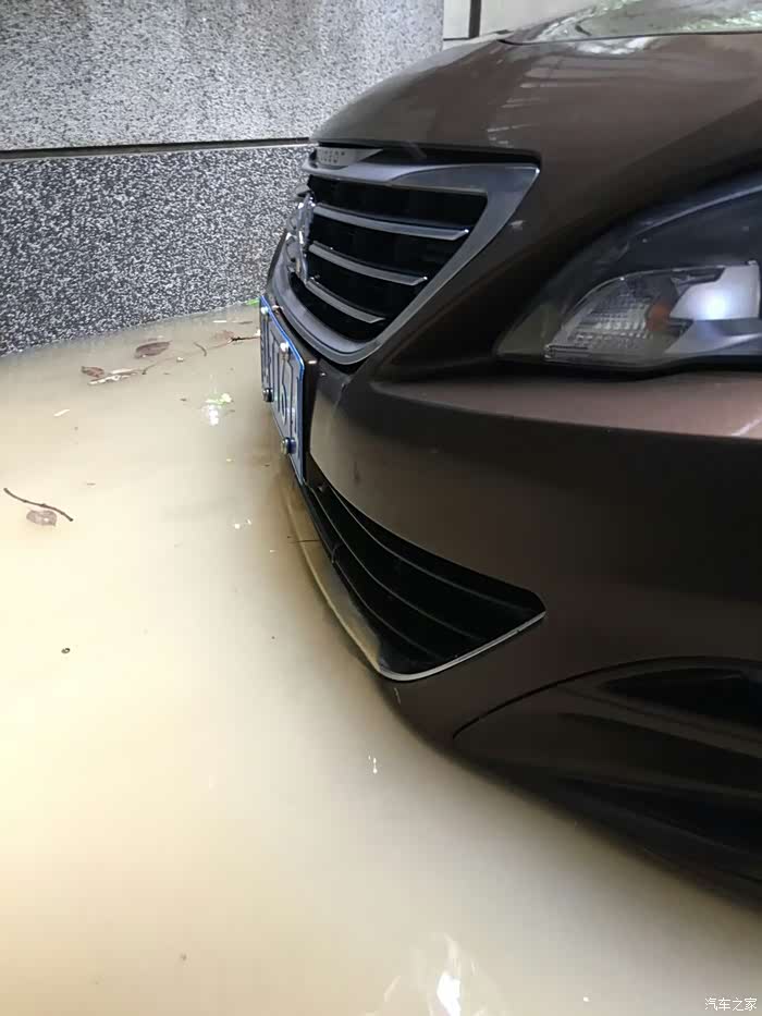 水淹到驾驶室刚刚进水进气格栅也是刚刚到还没过