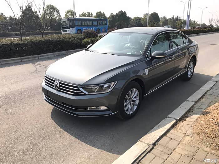 有没有买迈腾普鲁士灰这个颜色的?上图.谢谢