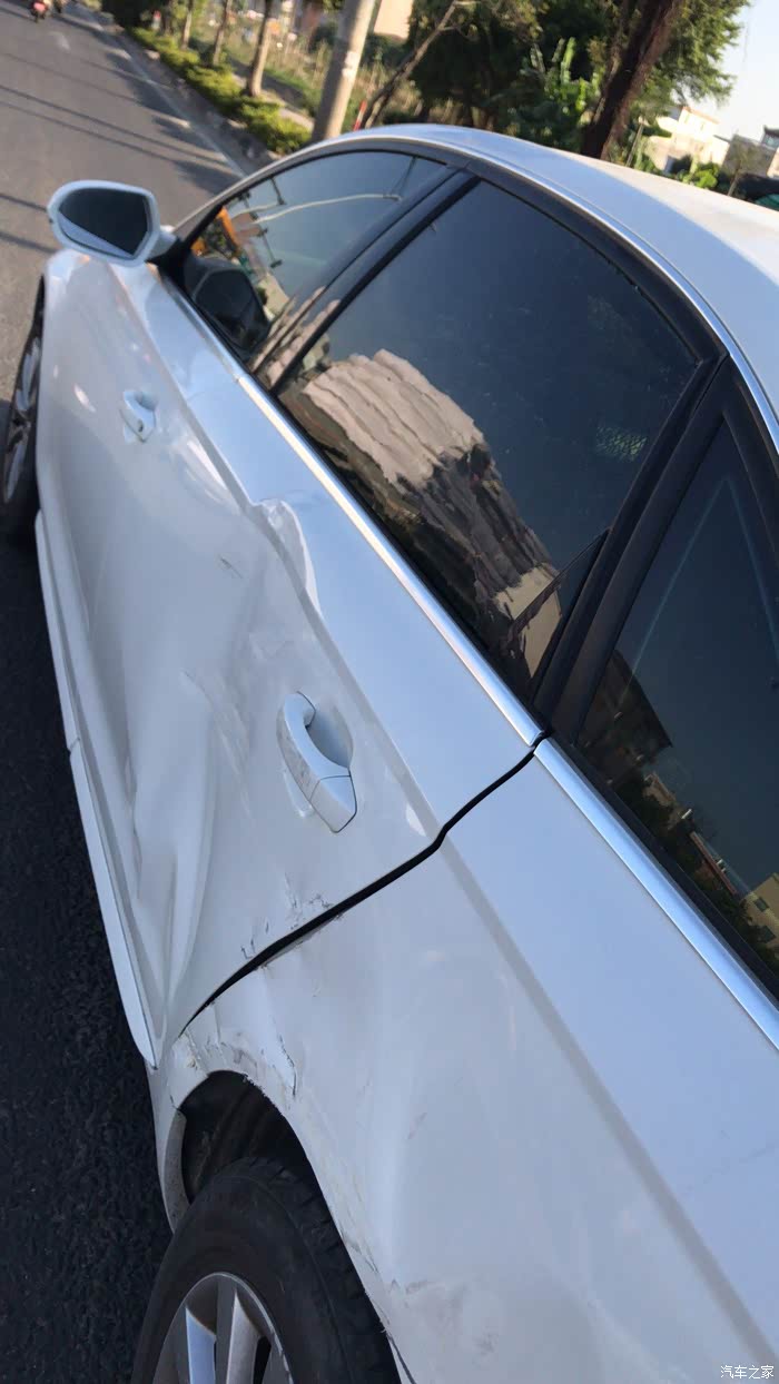 奥迪a6l车门被撞坏了重新买的是黑色的吗